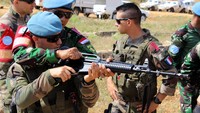 Satgas Indobatt memberikan penjelasan mengenai penggunakan senjata api laras panjang TNI kepada FCR Batalyon Prancis. Ist/Puspen TNI.
