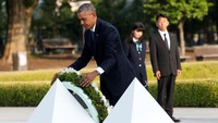 Presiden Obama meletakkan karangan bunga di Hiroshima Peace Memorial Park. Toru Hanai/Reuters/detikFoto.