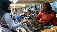 Festival ini juga menyediakan lapak yang menjual makanan khas Betawi seperti dodol.