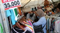 Seorang warga memilih pakaian di salah satu stand Festival Palang Pintu Kemang.