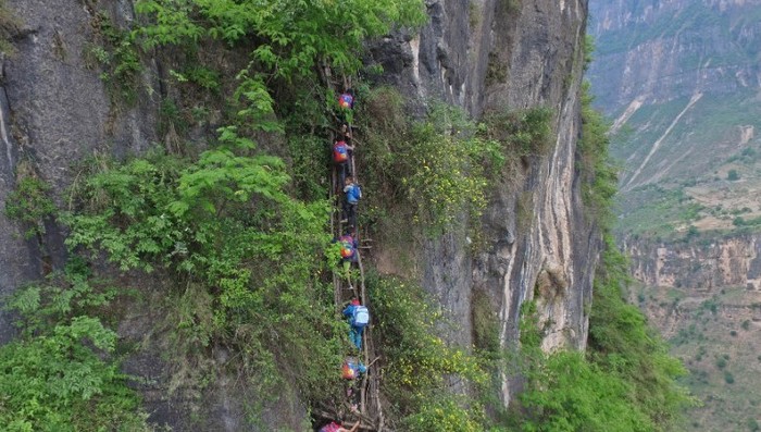Anak Sekolah di China Panjat Tebing Terjal untuk Sekolah Demi pergi ke sekolah, anak-anak di Provinsi Sichuan, China ini nekat bertaruh nyawa. Anak-anak sekolah ini harus memanjat tebing terjal setinggi 800 meter, untuk mencapai sekolah mereka. (Beijing News/Chen Jie)