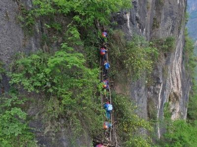 Gila! Ini Jalan Desa Paling Ekstrem Sedunia