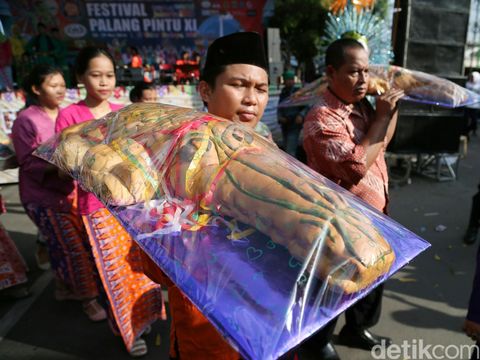 Festival Palang Pintu Kemang kembali digelar. Festival yang menampilkan budaya Betawi ini berlangsung di sepanjang Jalan Kemang Raya, Sabtu (28/5/2016).
