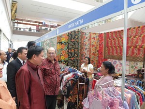 Batik Jadi Primadona di Pameran Wonderful Indonesia di Laos