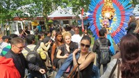 Seorang performer dengan kostum Malang Carnival ramai dikerubuti pengunjung.  Kostum yang heboh disukai mereka untuk berfoto bersama (Fitraya/detikTravel)