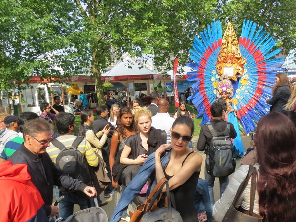 Seorang performer dengan kostum Malang Carnival ramai dikerubuti pengunjung. Kostum yang heboh disukai mereka untuk berfoto bersama (Fitraya/detikTravel) Seorang performer dengan kostum Malang Carnival ramai dikerubuti pengunjung. Kostum yang heboh disukai mereka untuk berfoto bersama (Fitraya/detikTravel)