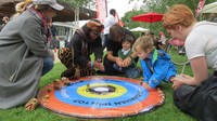 Endi Aras dari Unity in Diversity mengajak warga London belajar bermain gasing. Atraksi permainan tradisional jadi bagian dari festival ini (Fitraya/detikTravel)