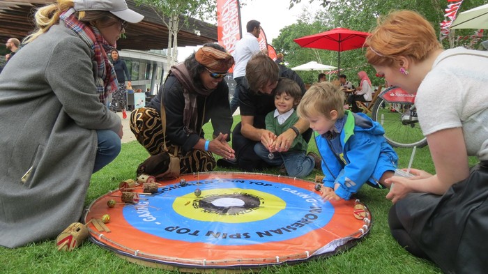 Serunya Bule-bule Inggris Belajar Main Gasing di Indonesian Weekend