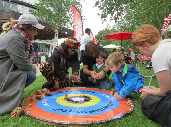 Endi Aras dari Unity in Diversity mengajak warga London belajar bermain gasing. Atraksi permainan tradisional jadi bagian dari festival ini (Fitraya/detikTravel)