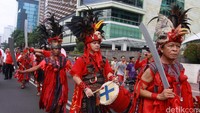 Pawai Tomohon International Flower Festifal ikut memeriahkan ajang Car Free Day di Jakarta, Minggu, (29/5/2016).