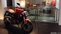 Motor Ducati Monster dipamerkan di dalam toko. Tidak hanya motor, berbagai aksesoris Ducati yang diproduksi dari seluruh dunia dijual di sini. Foto: Dadan Kuswaraharja