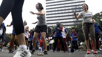 Ibu Theresia Nia Handayani, Direktur Muda Training & Marketing TIKI mengikuti Zumba bersama dengan masyarakat Jakarta.