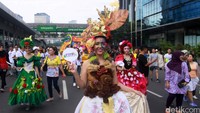 Peserta dari berbagai kalangan mengikuti pawai Tomohon International Flower Festifal di Car Free Day.