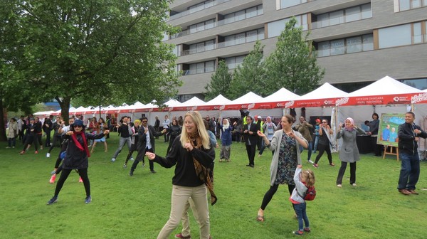 Para warga Inggris ikut flash mob Poco-poco di Festival Indonesian Weekend. Flash mob ini begitu seru dan sukses mengajak semua bergoyang (Fitraya/detikTravel) Para warga Inggris ikut flash mob Poco-poco di Festival Indonesian Weekend. Flash mob ini begitu seru dan sukses mengajak semua bergoyang (Fitraya/detikTravel)