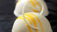 Menjadi makanan penutup yang berbahan dasar kelapa, Coconut Cake juga dihiasi dengan taburan kelapa parut. Video dessert ini semakin banyak dicari di YouTube. Foto: Mandarin Oriental Jakarta
