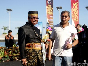 Walikota Makassar Sambut Warga NTB di Pantai Losari