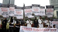 Dalam aksinya, mereka yang mengatasnakaman Jamaah Ansharusy Syariah tampak membawa poster berisikan tuntutan mereka.