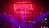 Untuk membuat pengunjung tidak bosan pengelola pun membuat berbagai event menarik setiap harinya tidak tanggung-tanggung disk jockey ternama sering kali di datangkan dari luar negeri.
