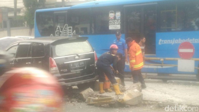 Tabrak Separator Busway di Warung Jati, Pengemudi Innova Diduga Ngantuk