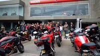 Ducati Flagship Store kini menjadi tempat kongkow komunitas pemilik Ducati di Indonesia, seperti DDOCI (Ducati Desmo OwnersClub Indonesia) dan DSO (Ducati Superbike Owners). 2 Komunitas ini memiliki sekretariat di Kemang. Foto: Dadan Kuswaraharja