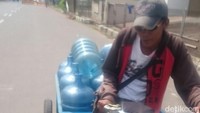 Ini dia si abang pengangkut galon air yang ditemui di kawasan Pluit, galon yang diangkut bisa mencapai 15 buah. Foto: Gatot (Pembaca)