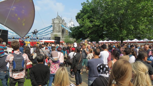 Beginilah suasana saat ratusan orang menonton tarian tradisional Indonesia di panggung utama. Tari tradisional selalu ditunggu-tunggu warga London dan wisatawan (Fitraya/detikTravel)