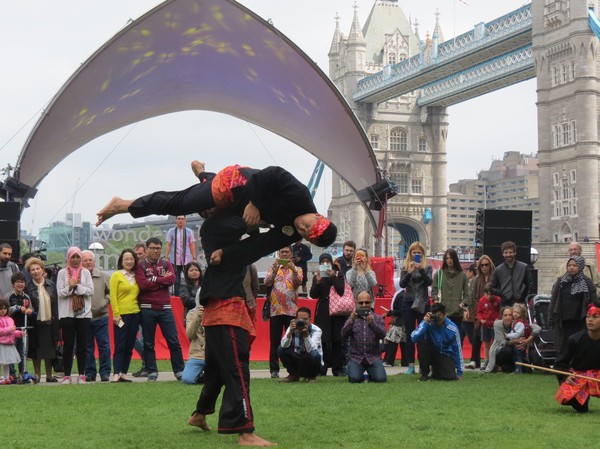 Atraksi silat panglipur yang sukses memukau warga London dan wisatawan. Jurus-jurus keren dan mendebarkan membuat penonton kagum (Fitraya/detikTravel)