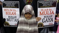 Sejumlah masyarakat menggelar aksi damai di kawasan Car Free Day, Minggu (29/5/2016).