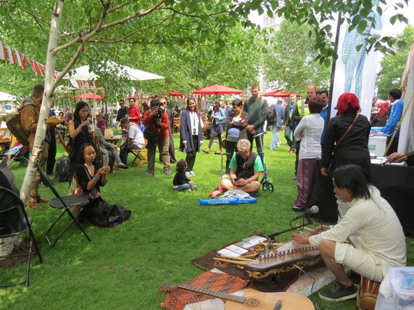 man Gimbot (baju putih) bermain kecapi di stand Disbudpar Jabar. Banyak warga London tertarik dengan alat musik tradisional sunda ini (Fitraya/detikTravel) man Gimbot (baju putih) bermain kecapi di stand Disbudpar Jabar. Banyak warga London tertarik dengan alat musik tradisional sunda ini (Fitraya/detikTravel)