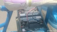 Aki untuk menggerakkan motor listrik ada di bagian tengah. Foto: Gatot (Pembaca)
