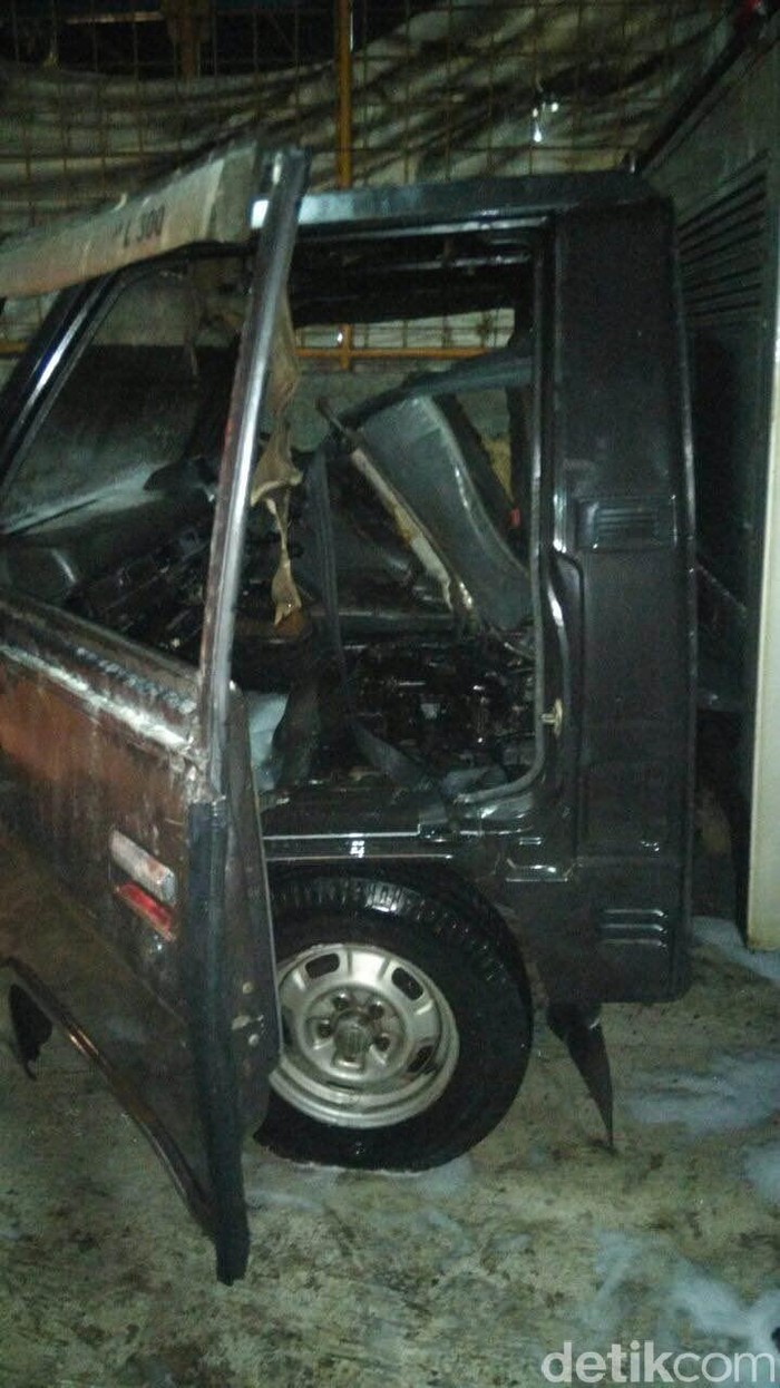 Sedang Diperbaiki, Sebuah Mobil Boks di Cakung Terbakar