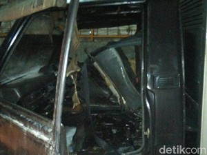 Sedang Diperbaiki, Sebuah Mobil Boks di Cakung Terbakar