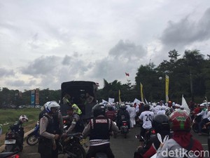 Dikawal Polisi, Massa FPI Depok Berkonvoi di Jalanan Depok