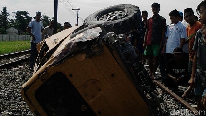 Kereta Api Tabrak Mobil di Sumut, 2 Orang Tewas dan Seorang Luka