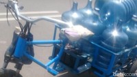 Motor ini lebih hemat dibanding motor konvensional. Pemiliknya sudah menyiapkan baterai cadangan di rumahnya. Foto: Gatot (Pembaca)
