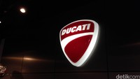 Logo Ducati terlihat di dalam bangunan toko.  Flagship Store Ducati ini memiliki luas bangunan yang mencapai 3.000 meter persegi dengan empat lantai dan pelayanan 3S (Sales, Service, Spare parts). Total investasi yang dikeluarkan oleh PT Garansindo Euro Sports memiliki nilai lebih dari Rp 80 miliar. Foto: Dadan Kuswaraharja