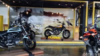 Di lantai paling atas, atau lantai 3 dikuasai oleh motor-motor Scrambler. Di lantai ini, turut ditampilkan 7 produk Scrambler Ducati seperti Scrambler Sixty2 yang memiliki kapasitas 400 cc serta Scrambler Ducati Icon, Classic, Urban Enduro, serta Full Throttle yang memiliki kapasitas mesin 800 cc. Foto: Dadan Kuswaraharja