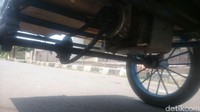 Bagian bawah motor roda 3 pengangkut galon air yang memiliki tenaga dari aki. Foto: Gatot (Pembaca)