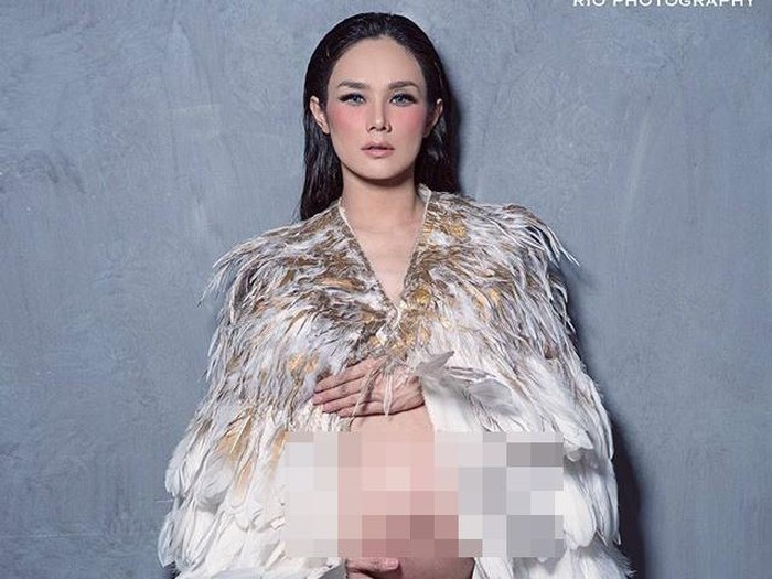 Keseksian Mulan Jameela Pamer Perut Hamil