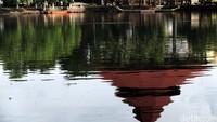 Setu Babakan merupakan danau buatan dengan area 30 hektare (79 akre). 