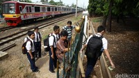 Aksi ini cukup berbahaya, namun terpaksa dilakukan oleh warga karena tidak ada pilihan lain.