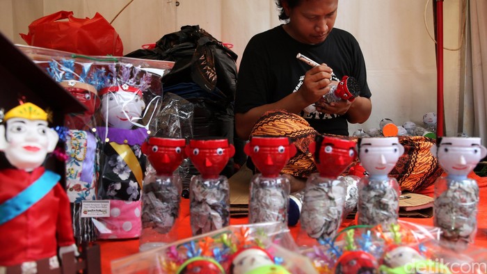 Ozza dan Icha merampungkan kerajinan miniatur Ondel-ondel pada Pesta Raya Betawi Punye Kite di Lapangan Banteng, Jakarta, Senin (30/5/3026).