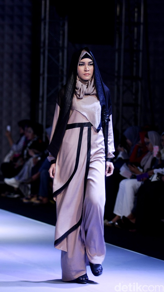 Sessa Red Label by monika Jufry detail Dialogue Muslim Fashion Festival 2016 at Plaza Selatan, Istora Senayan. Jakarta. [Foto: Mohammad Abduh/Wolipop]