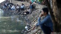 Pinggiran danau tampak memerlukan perbaikan agar lebih rapi. Masih terlihat turap lama yang memiliki banyak lubang.