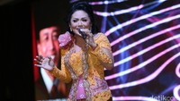 Krisdayanti saat menyanyi dalam munas tersebut. 