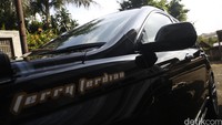 Kesan kokoh juga ingin ditunjukan Ferry dengan mengubah tampilan kaki, dengan penggunaan pelek Privilege dengan ukuran ring 22, yang balutan ban Achilles 265/35/106V di bagian depan dan belakang.