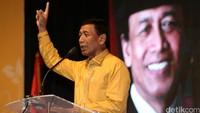 Ketua Umum Partai Hanura Wiranto saat menyampaikan sambuntannya di Hotel Grand Sahid Jaya, Jakarta, Senin (30/5/2016).