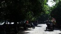 Pedestrian kawasan Setu juga tampak masih sama kurang menawan dengan banyaknya konblok yang berlubang.