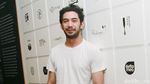 Berkaus Putih dan Celana Robek, Reza Rahadian Kasual Banget