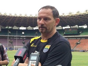 Dejan Antonic yang Disambut Gempita, Pulang Terluka